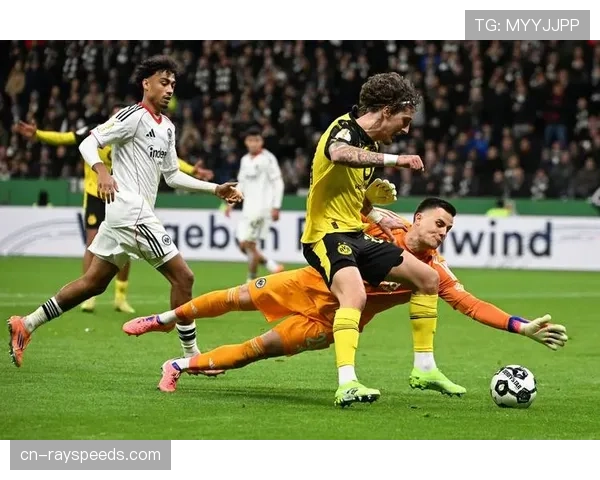 多特蒙德门将科贝尔扑点后手指天空告慰患病家人 多特蒙德门将科贝尔扑点后手指天空告慰患病家人