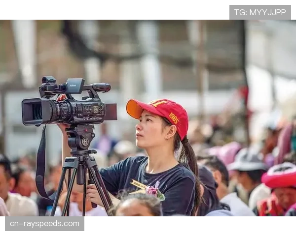 镜头捕捉：尼斯教练组手持平板实时查看场上球员跑动热区图